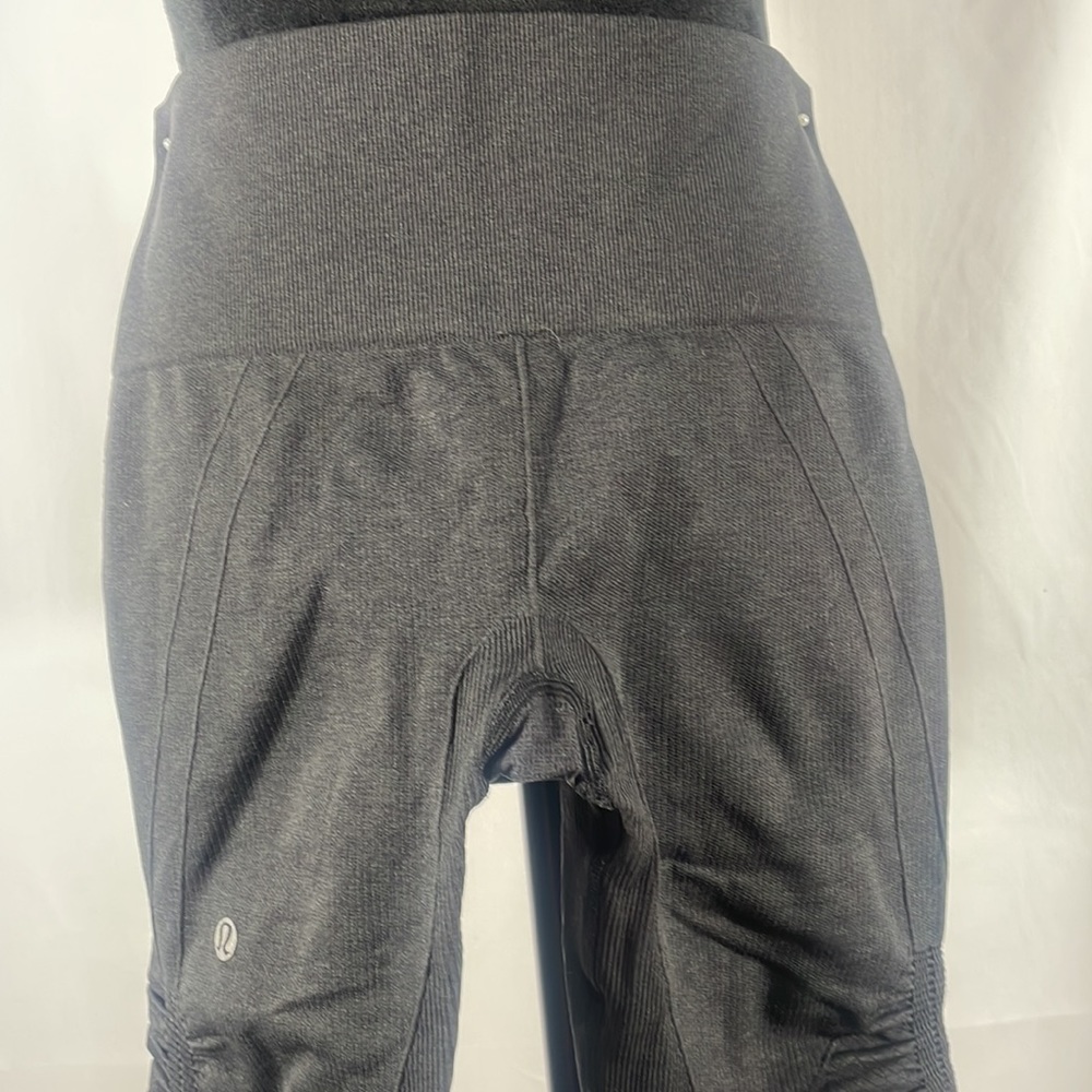 Lululemon Grey, Ebb to street crop leggings,seamless, Small, Size 4 - Picture 4 of 5